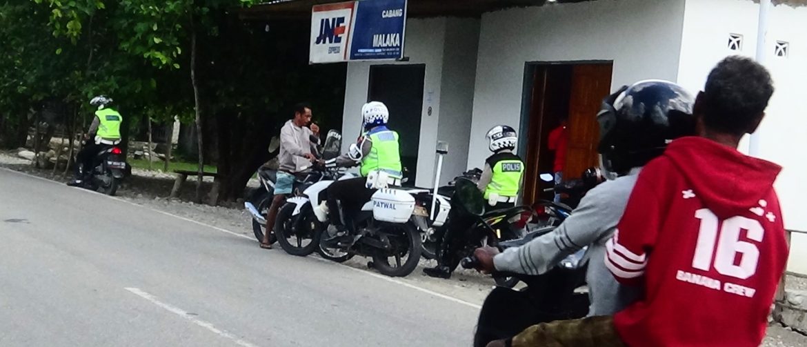 Hari Ke 6 Operasi  Satlatas Polres Malaka Tegur Puluhan Pengendara Tanpa Helm dan Langgar lampu Merah