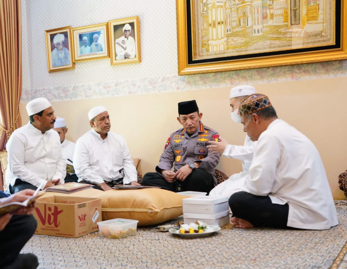 Takziah ke Rumah Duka Habib Zen Bin Umar, Kapolri: Beliau Saya Anggap Ayah Sendiri 