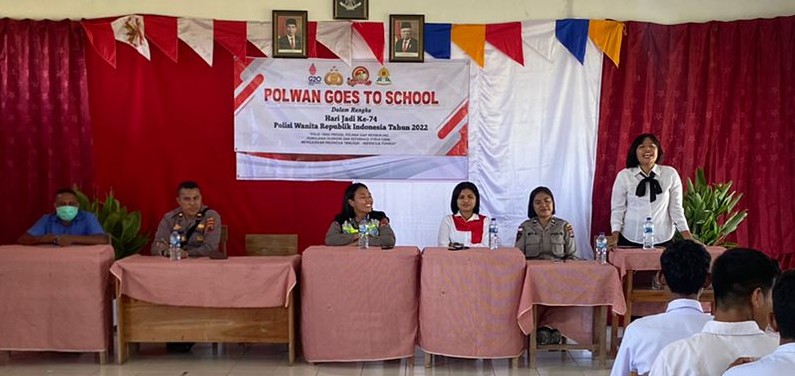 Semarak yang ke-74 Polwan Polres Malaka Goes To School Ajak Siswa – Siswi Taat Hukum