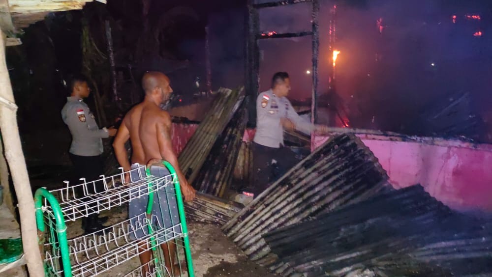 Listrik Padam. Gagara Api Lilin Rumah Warga Tubaki Malaka Tengah Ludes Terbakar 