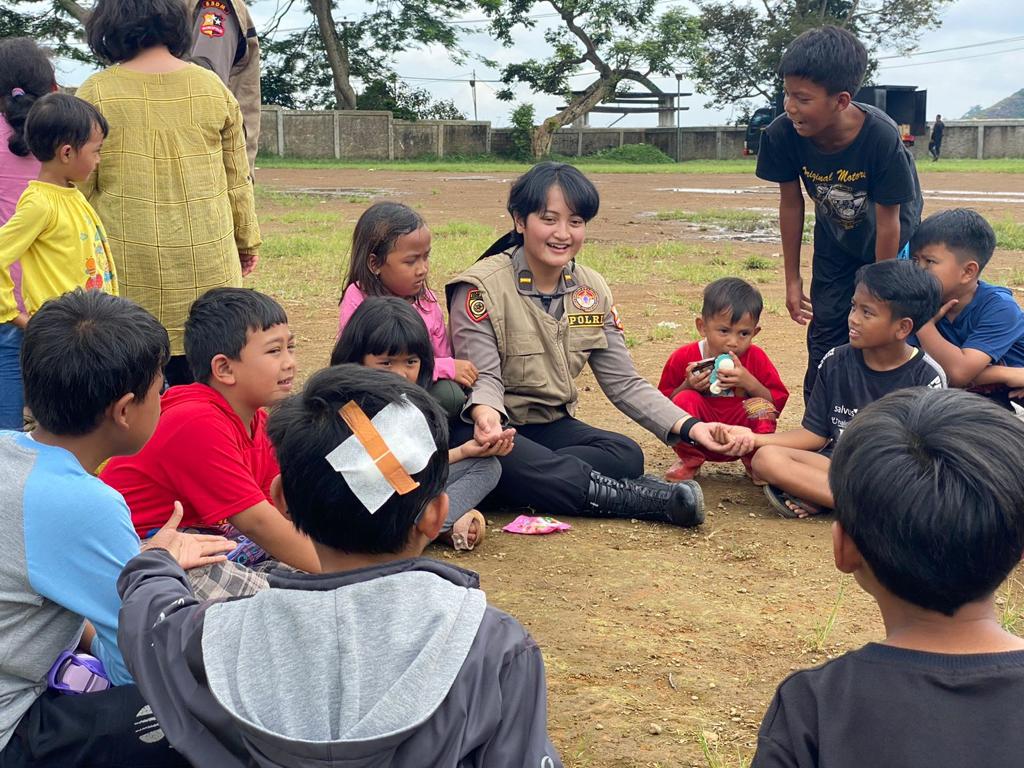 Upaya Polri Kembalikan Senyum Anak-anak dan Ibu-ibu Korban Gempa Cianjur