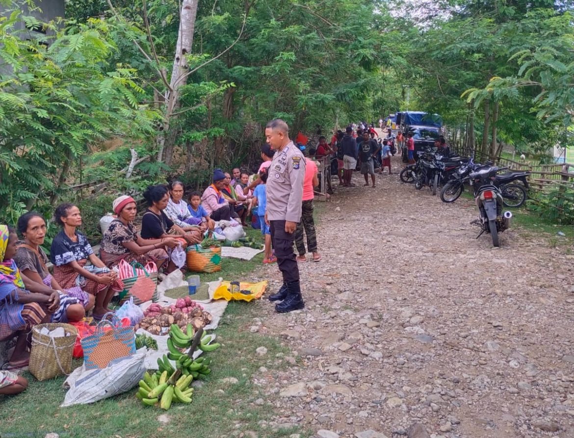 Bhabinkamtibmas Kereana Polsek Sasitamean Patroli Dialogis Di Pasar Tradisional