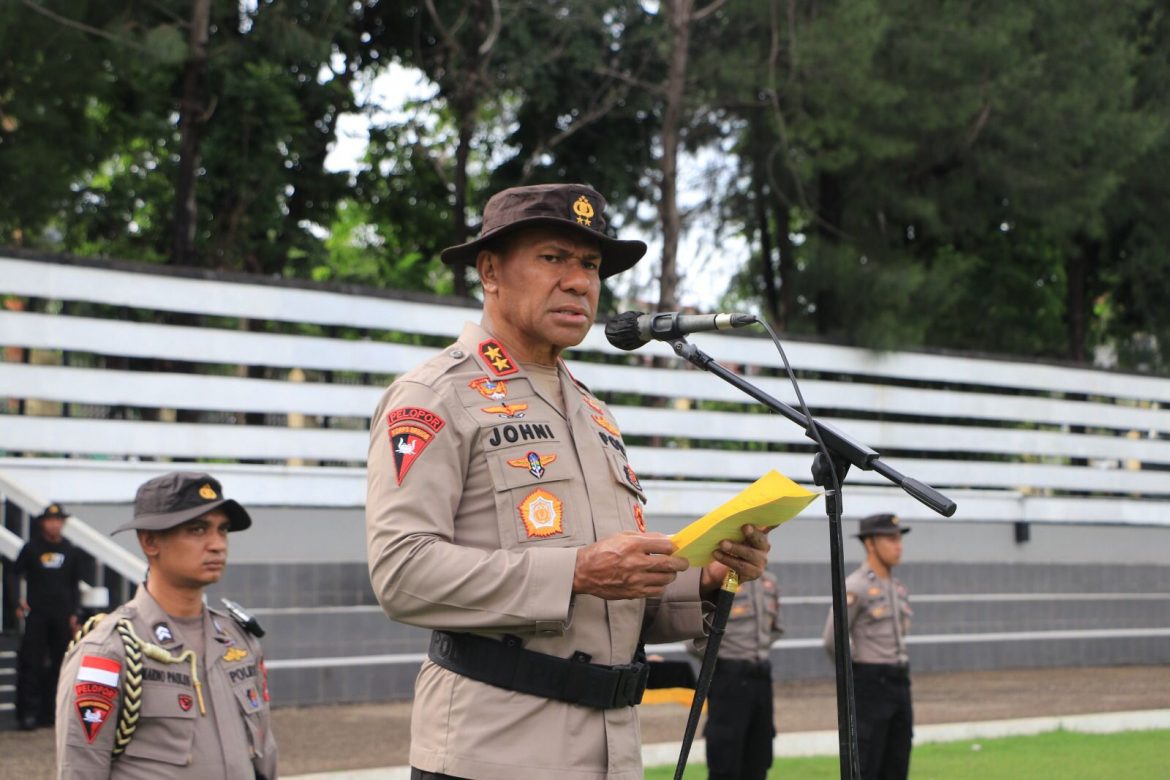 Kapolda NTT Irjen Pol Drs. Johni Asadoma, M.Hum lepas keberangkatan peserta Pembaretan Bintara Remaja (Baja) Angkatan 48 tahun 2023