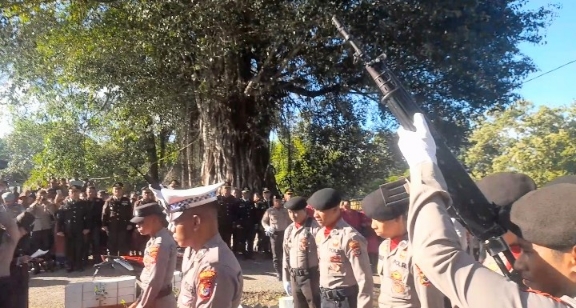 Tembakan Salvo Penghormatan terakhir Hantar Anggota Polri Polres Malaka Bribda Robertus Ekasatria Lae Mali 