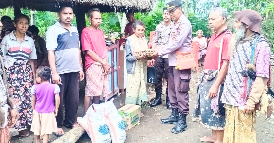 Polisi Peduli Polsek Rinhat Salurkan Bantuan Kepada Korban Kebakaran Dari Kapolres Malaka