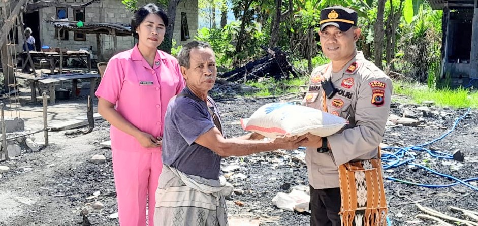 Polsek Malaka Tengah Peduli Salurkan Bantuan Beras Kepada Korban Kebakaran