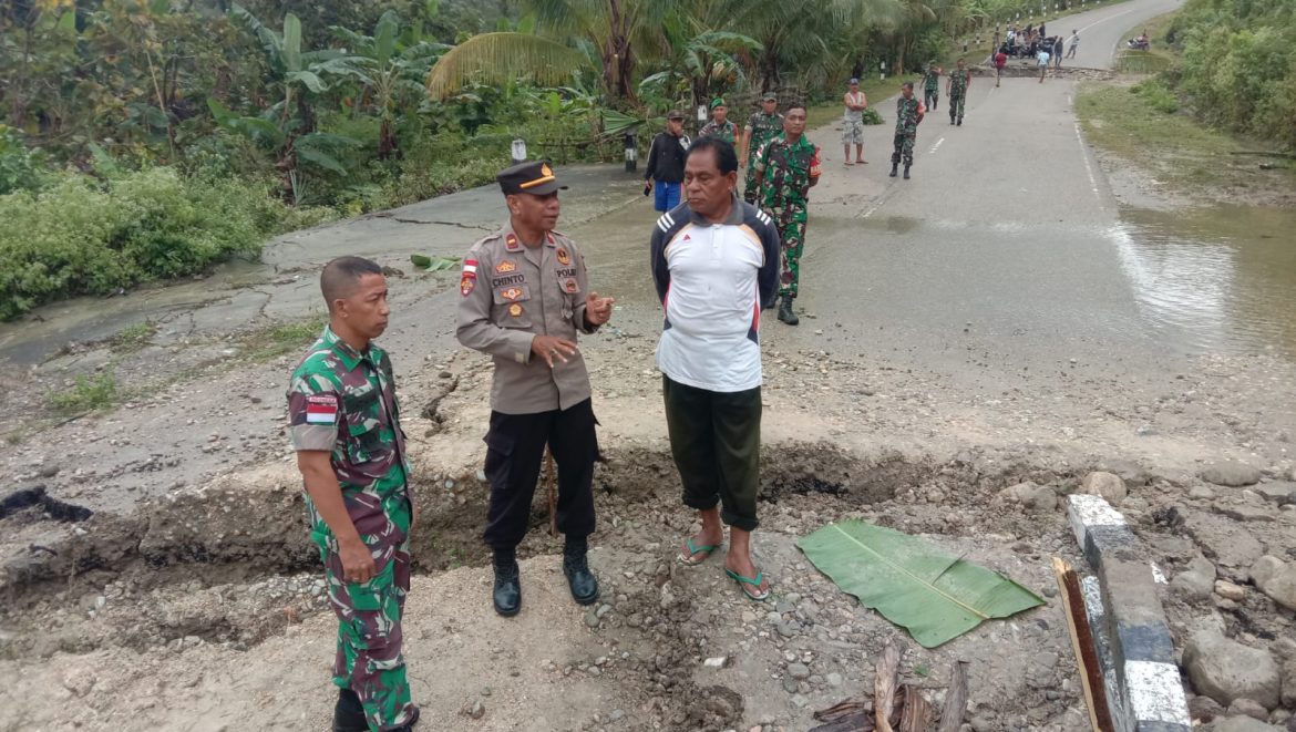 Ruas Jalan  Perbatasan Malaka Rusak Berat TNI-POLRI Bersinergi Berusaha Tambal Agar Bisa Dilalui