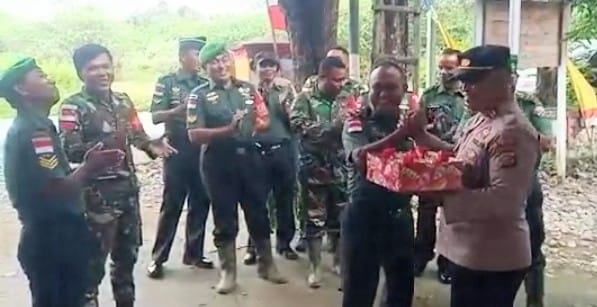 Danramil 1605-04/Betun Berikan Kejutan Kapolsek MalakaTengah Di Suasana Hari Bhayangkara Ke 77.