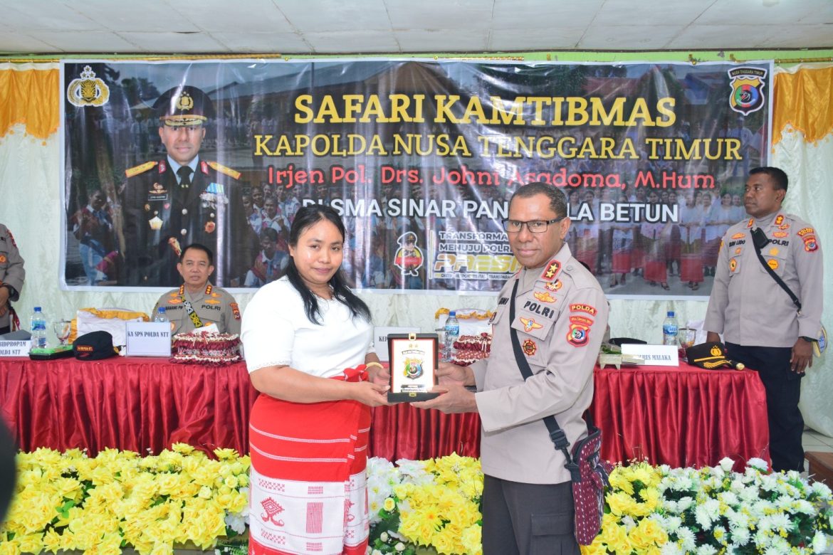 Kapolda NTT Uji Kemampuan Bahasa Inggris Siswa-Siswi SMA Sinar Pancasila Betun,-