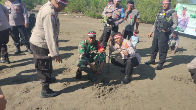 Program Polri Lestarikan Negeri Dengan Penghijauan Sejak Dini, Polres Malaka Tanam Anakan Pohon