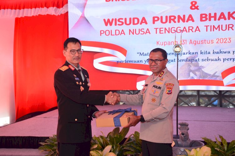 Acara Pelepasan Wakapolda dan Wisuda Purna Bakti, Kapolda NTT Dorong Tetap Memberikan Kontribusi Dalam Misi Polri