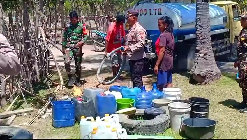 Kemarau Panjang Polsek Malteng Gandeng Koramil Betun & GP-Ansor Bantu 10000 Lt Air Bersih Kepada Warga  