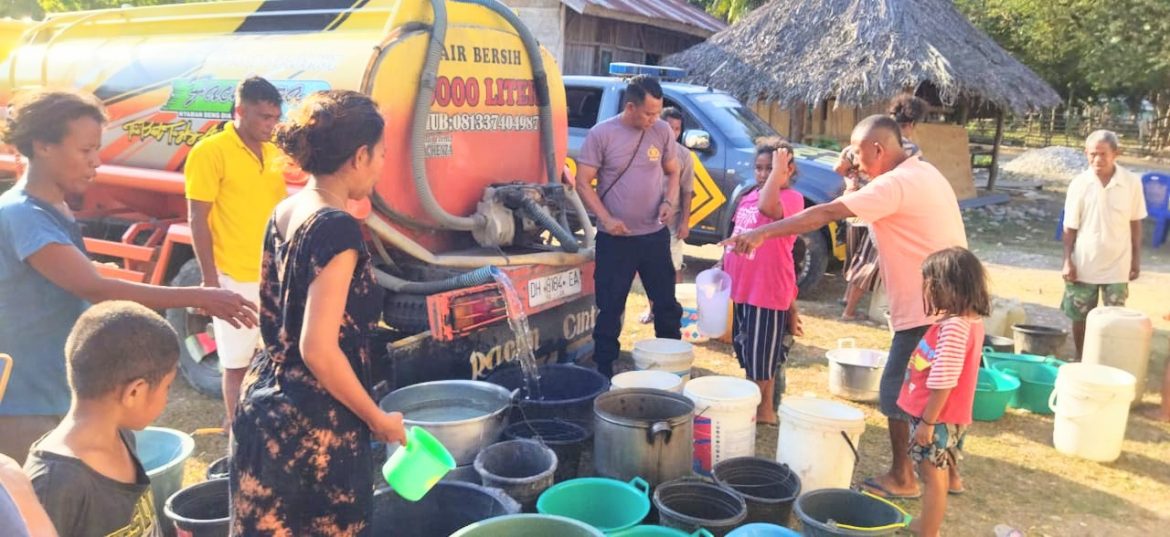 95 KK Warga Desa Taaba Kesulitan Air Bersih Polsek Weliman Polres Malaka Bantu 10000 Liter