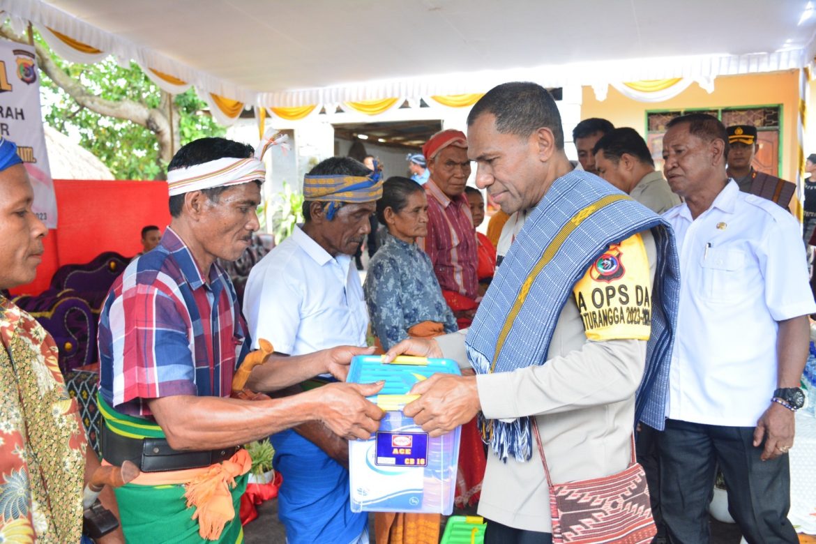 Kapolda NTT Bagikan Ratusan Sembako kepada Masyarakat Desa Kadi Pada, Sumba Barat Daya.-