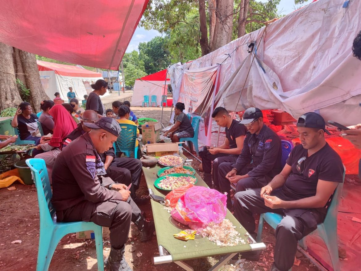 Sat Brimob Polda NTT Bangun Dapur Umum dan Masak Untuk Pengungsi Korban Erupsi Gunung Lewotobi-