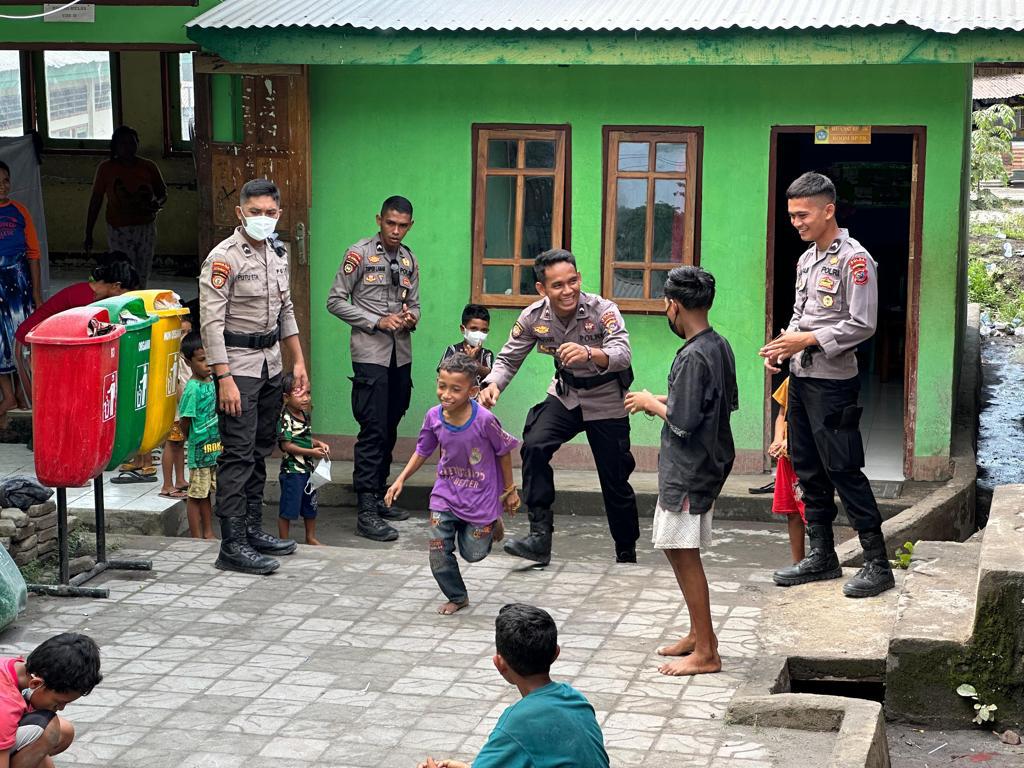 Bersatu dalam Bencana: Personel Polda NTT Berikan Bantuan di Flotim