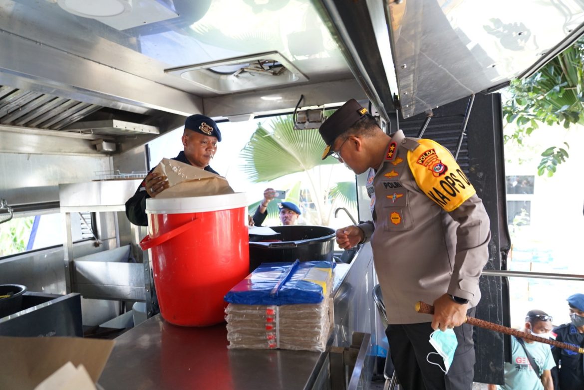 Brimob Polda NTT Sediakan Dapur Lapangan untuk Korban Erupsi Gunung Lewotobi.-