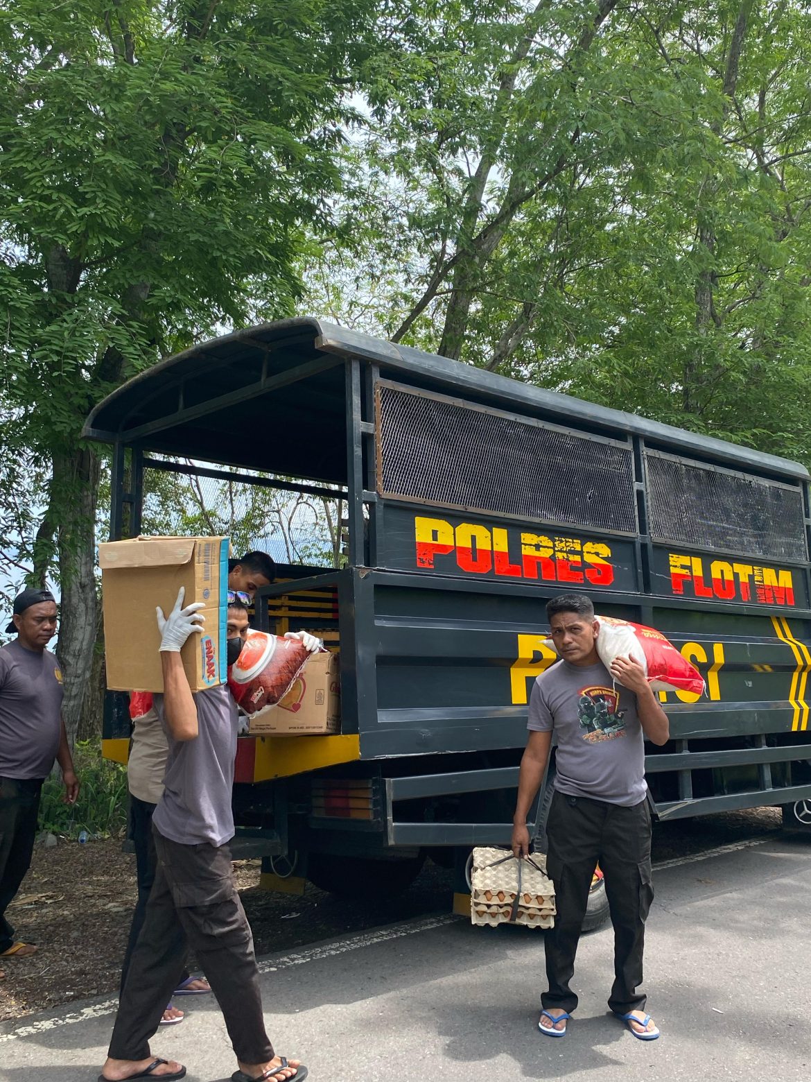 Polres Flotim Beri Bantuan Sosial untuk Pengungsi Mandiri di Kebun Desa Konga.-