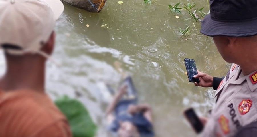 Polisi dan Warga Berhasil Evakuasi Mayat Laki-laki Terapung di Muara Raiksouk Desa Suai Malaka 