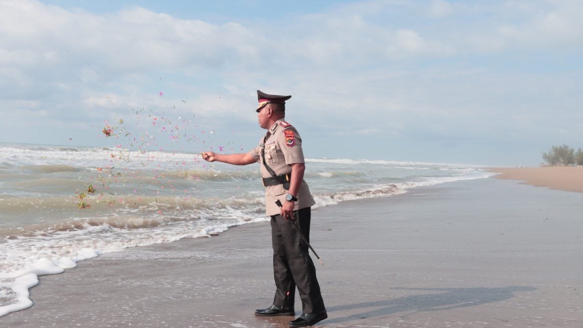 Jelang HUT Bhayangkara Ke-78, Polres Malaka Gelar Upacara Ziarah dan Tabur Bunga di Pantai