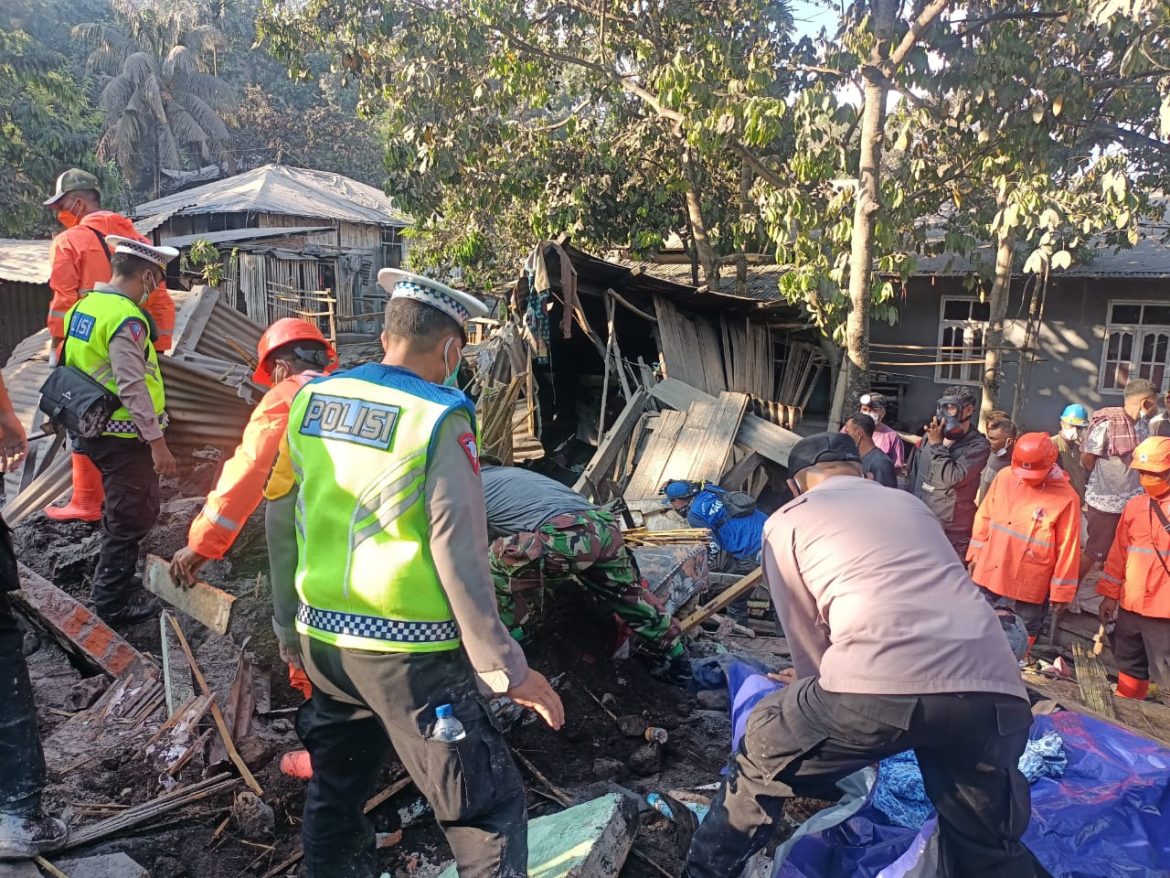 Polres Flotim Bergerak Cepat Bantu Korban Erupsi Gunung Lewotobi