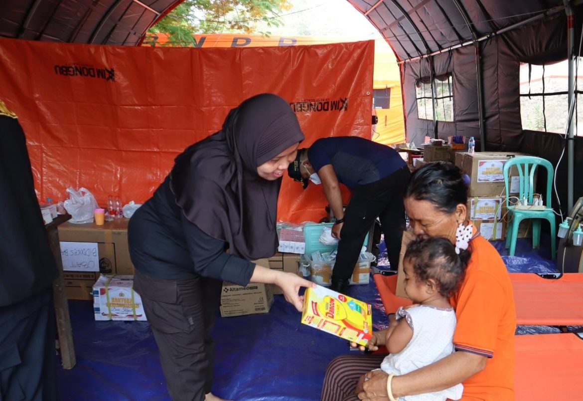 Polda NTT Salurkan Bantuan untuk Masyarakat Terdampak Erupsi Gunung Lewotobi di Flores Timur