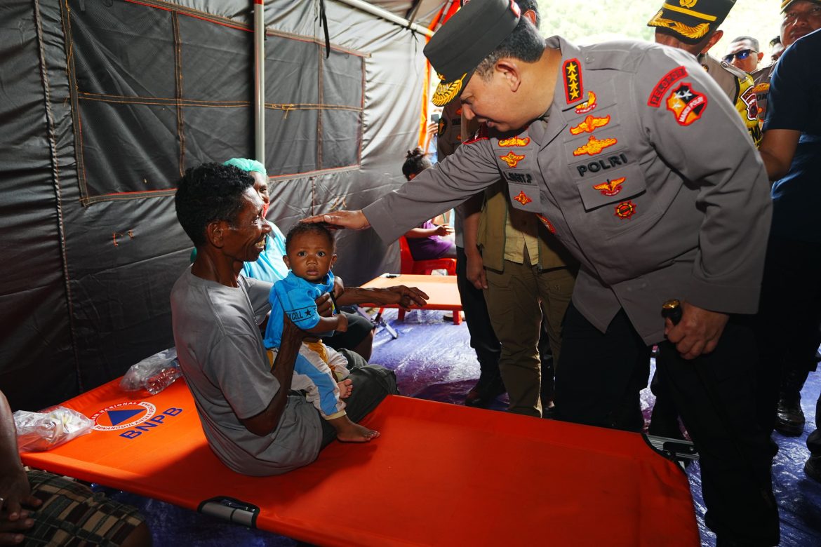 Tinjau Posko Pengungsian Erupsi Lewotobi, Kapolri Pastikan Pelayanan dan Kebutuhan Warga