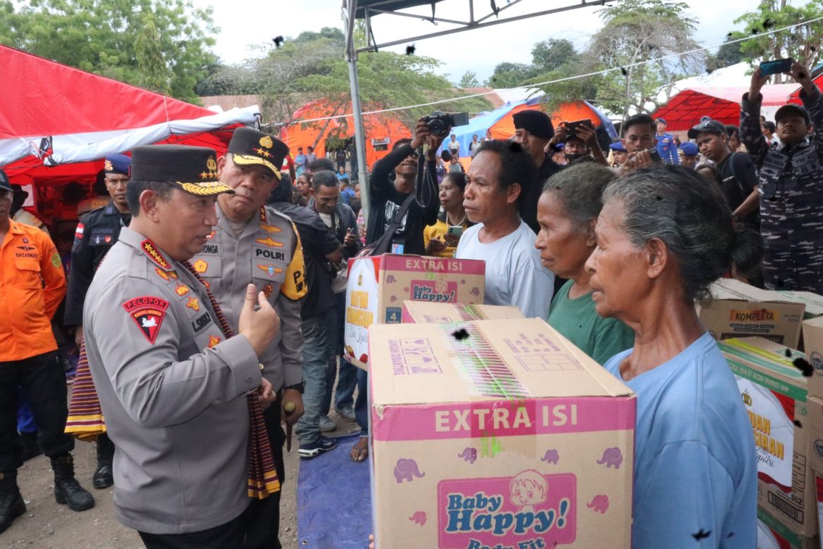 Serahkan Bantuan kepada Warga, Kapolri : Polri Siap Kawal Pemulihan Pengungsi Gunung Lewotobi