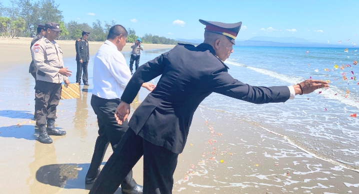 Kenang Jasa Pahlawan Polres Malaka Polda NTT Tabur Bunga di Pantai Motadikin 