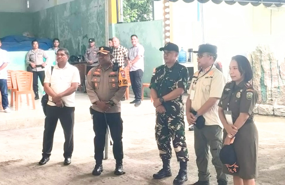 Libatkan 300 Personel Gabungan Kapolres Malaka Pantau Langsung Pengamanan Rapat Pleno Pilkada Tingkat Kabupaten