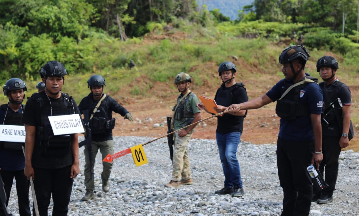 Satgas Ops Damai Cartenz Secara Profesional Gelar Rekonstruksi Keterlibatan Nikson Matuan Saat Penembakan Anggota Brimob
