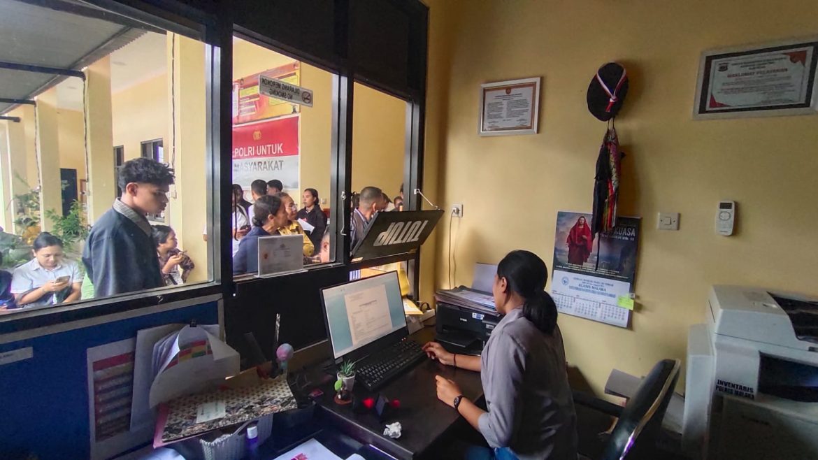 Pengurus SKCK di Polres Malaka Meningkat Kapolres Imbau Agar Tetap Menjaga Ketertiban Dan Tak Berebutan.