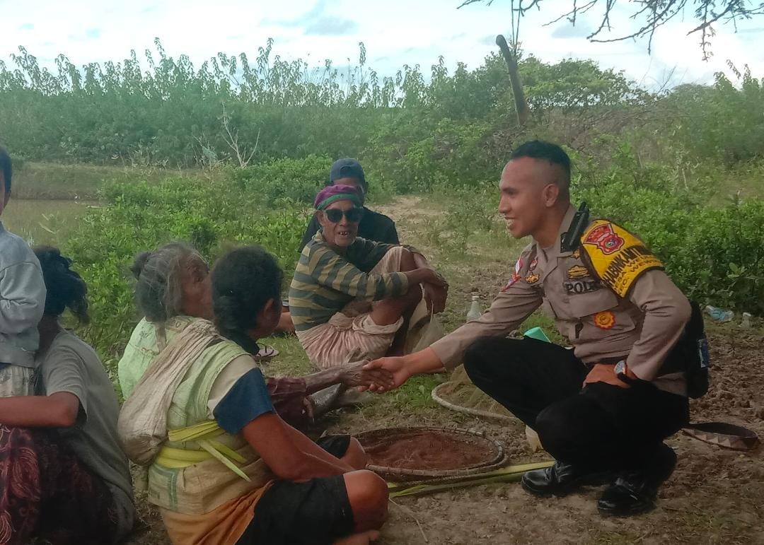 Turun Langsung Menyapa Warga, Bhabinkamtibmas Desa Halibasar Tegaskan Pentingnya Menjaga Keamanan Lingkungan