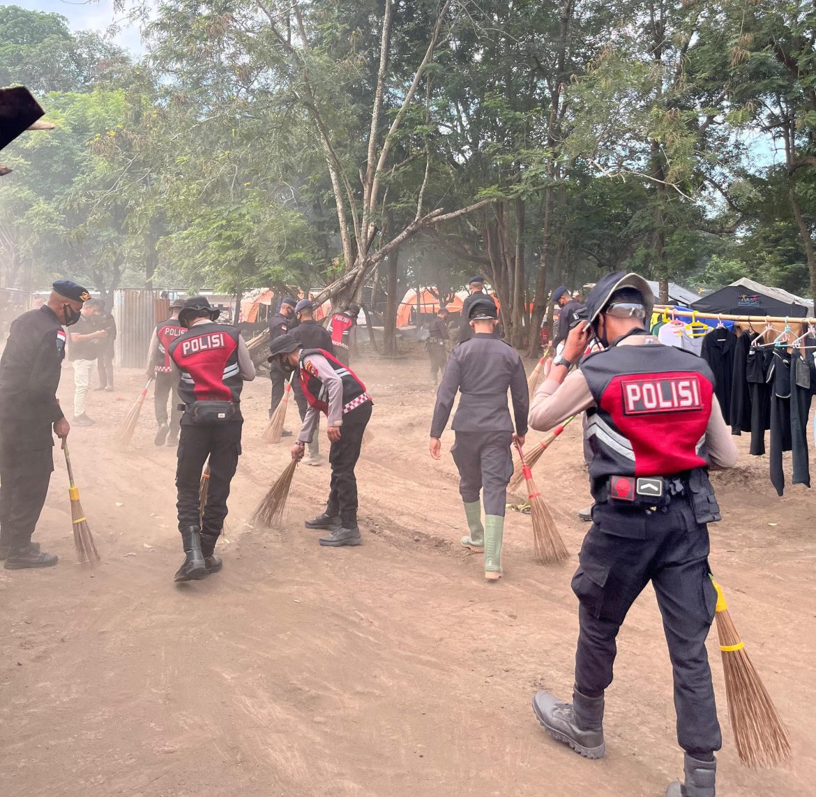 Polri untuk Masyarakat, Gerak Cepat Polda NTT Bersihkan Lokasi Terdampak Erupsi Gunung Lewotobi Laki