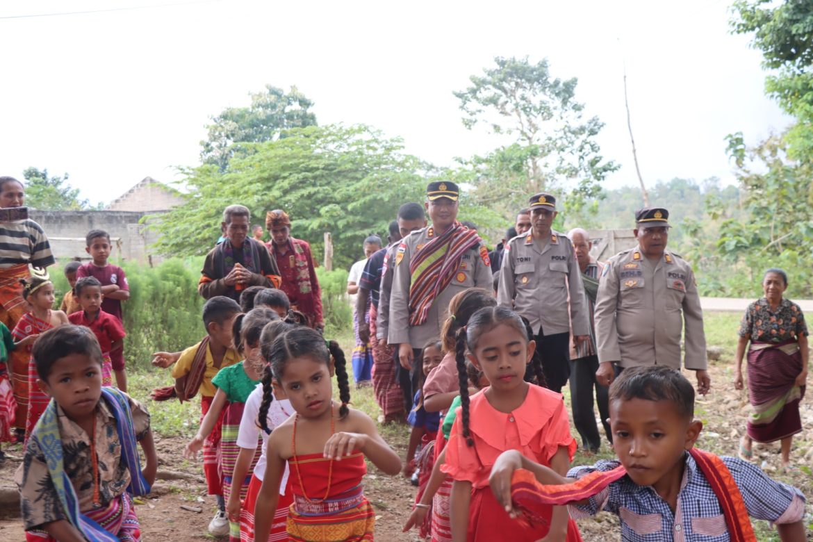 Sambutan Hangat Penuh Cinta, Kapolres Malaka Disambut Tarian Bidu Oleh Siswa-Siswi PAUD Santo Paulus Laenmanen