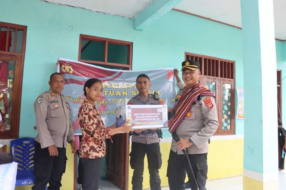 Dalam Rangka HUT Bhayangkara ke-79, Kapolres Malaka Salurkan Bantuan Kapolda NTT Pada Sekolah Paud Santo Paulus Laenmanen