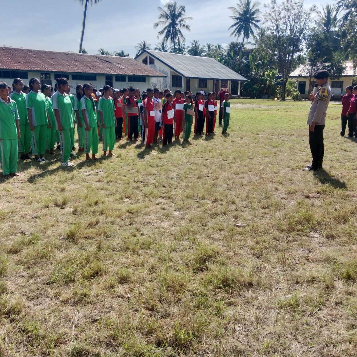 Bentuk Generasi Berkarakter, Polri Beri Pendidikan Moral dan Baris-Berbaris di SMP 1 Atap Wemean