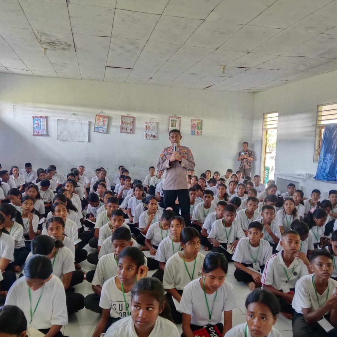 Kapolsek Malaka Barat Jadi Pemateri di SMA Negeri 1 Besikama, Edukasi Bahaya NAPZA kepada Pelajar