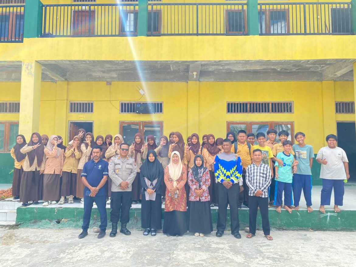 Police Go to School: Sat Lantas Polres Malaka Sosialisasikan Tertib Berlalu Lintas di MTs Al-Qadr Betun