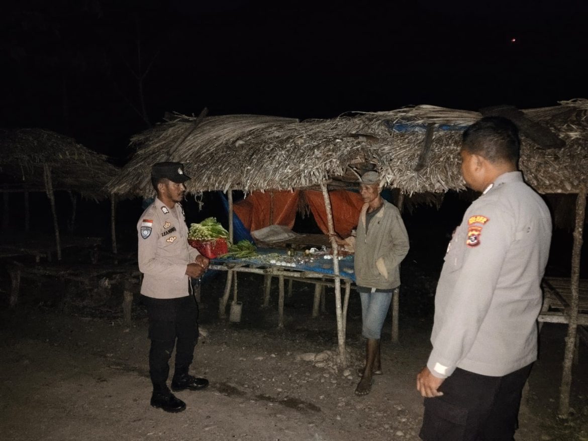 Cegah Gangguan Kamtibmas, Polsek Sasitamean Laksanakan Patroli Dialogis dan Himbauan Malam Hari
