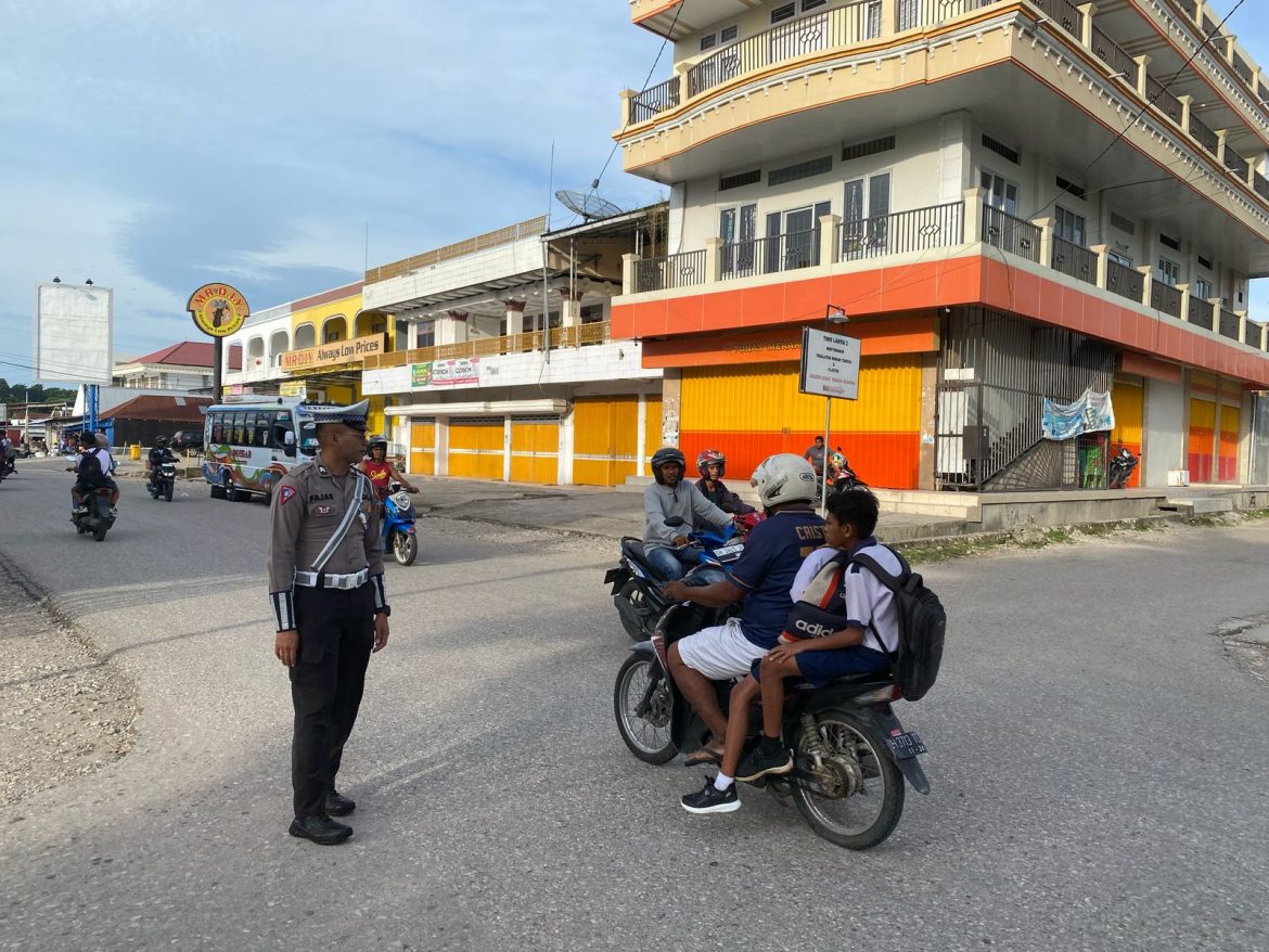 Sat Lantas Polres Malaka Tertibkan Lalu Lintas Pagi Hari, Edukasi Pengendara di Titik Rawan Pelanggaran