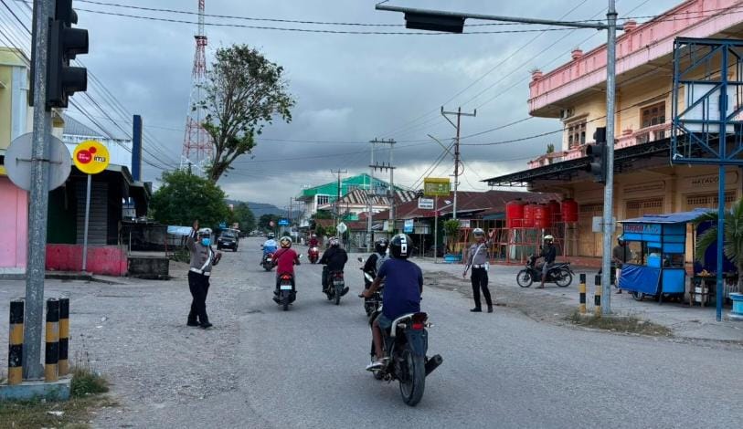 Polres Malaka Tertibkan Lalu Lintas Pagi Hari di Kota Betun, Edukasi Pengendara Demi Keselamatan