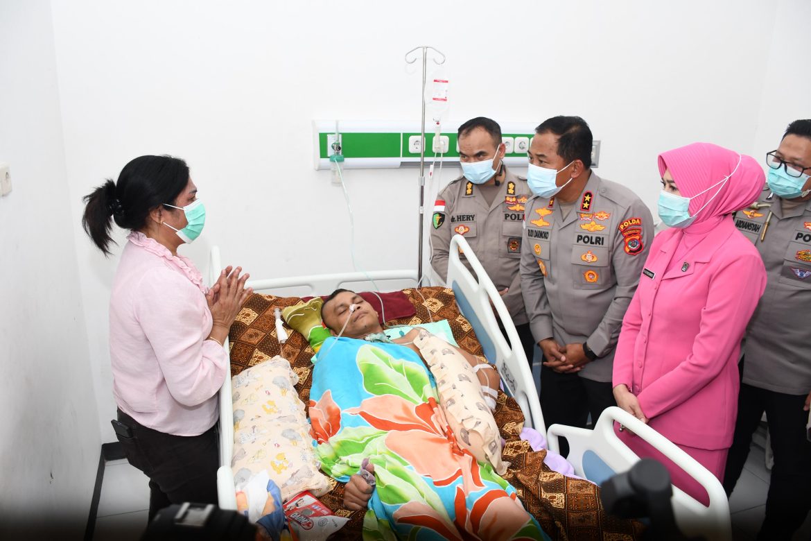 Kapolda NTT Tunjukkan Kepedulian, Jenguk Anggota Polres TTS yang Alami Laka Saat Tugas Pengawalan