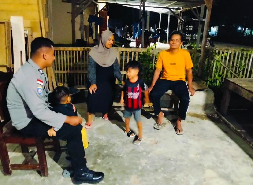 Sambangi rumah warga, Polsek Weliman sampaikan pesan kamtibmas secara humanis