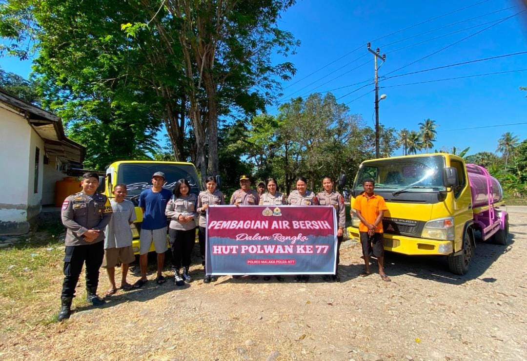Polwan Polres Malaka Berbagi Kebahagiaan, Rayakan HUT ke-77 dengan Membagikan Air Bersih kepada Warga