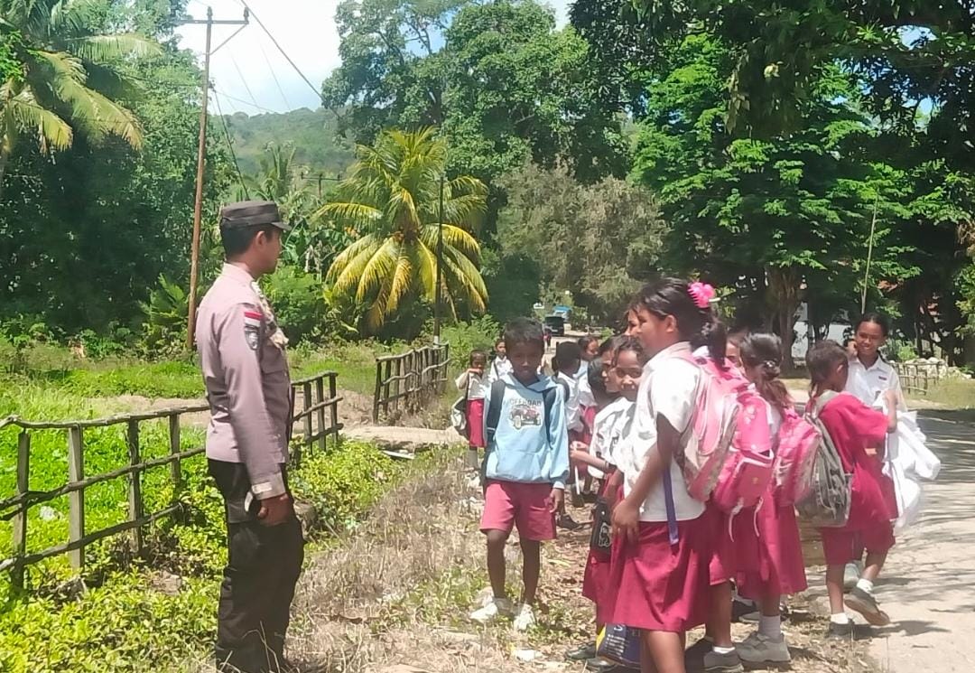 Polsek Malaka Timur Gelar Patroli Dialogis, Beri Edukasi Kamtibmas hingga Imbau Siswa di Jalan Raya