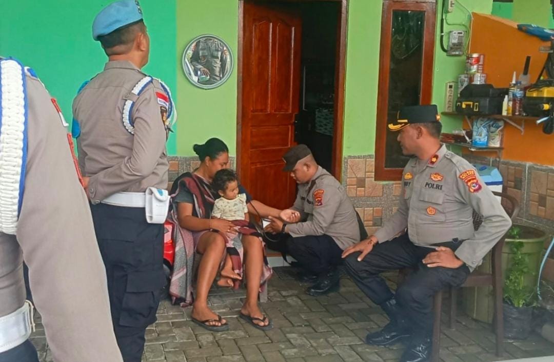 Wakapolres Malaka Bersama Sie Dokkes dan Sie Propam Jenguk Anggota yang Sakit, Wujud Kepedulian dan Kekeluargaan di Internal Polri