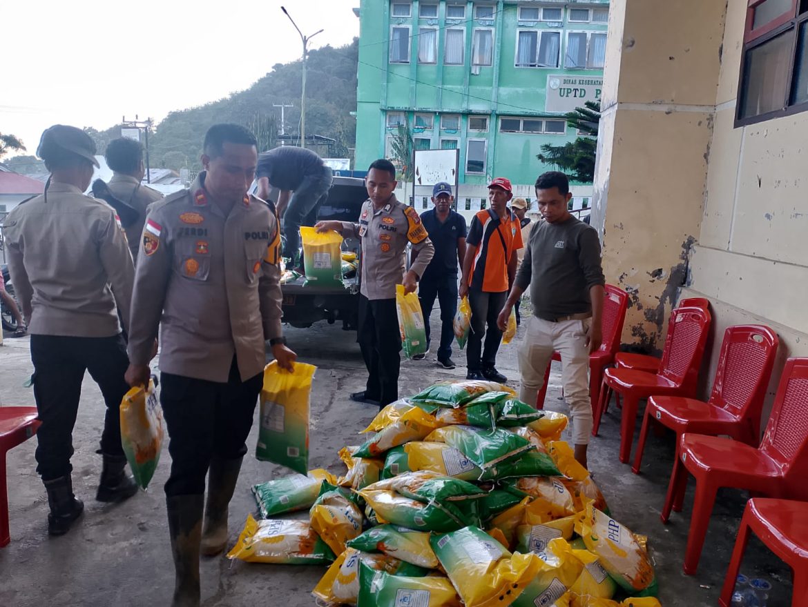 Polres Nagekeo-Polda NTT Salurkan Bantuan Beras untuk Warga Terdampak Banjir Bandang di Mauponggo
