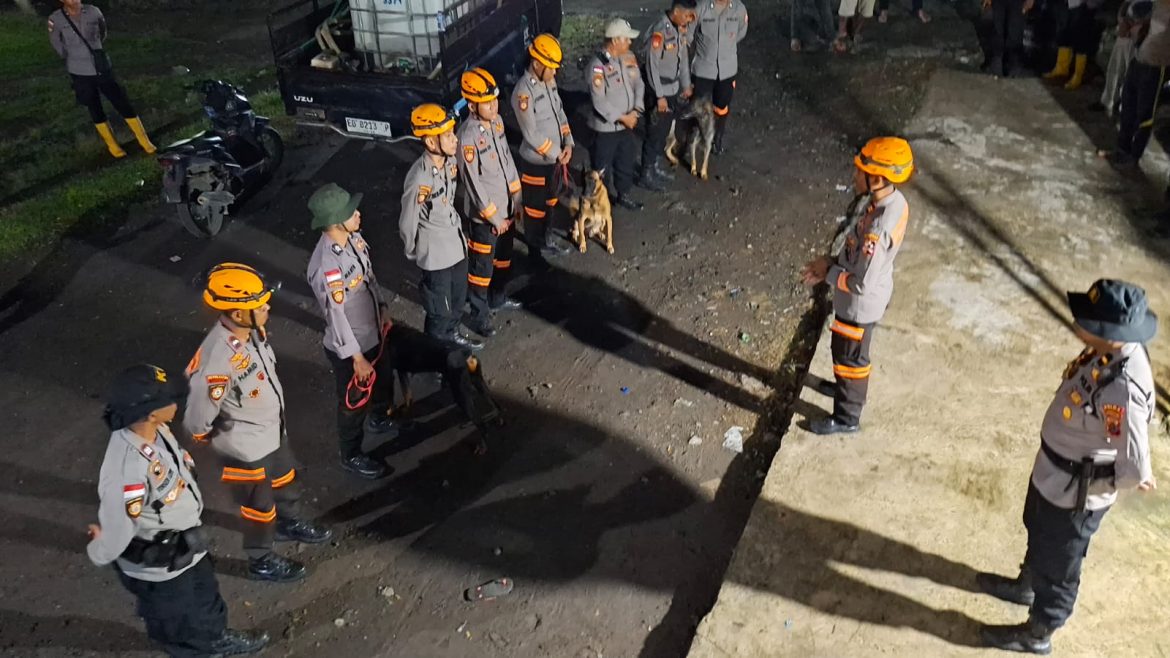 Tim K9 yang Dikerahkan oleh Kapolda NTT Telah Tiba di Kecamatan Mauponggo, Kabupaten Nagekeo untuk Membantu Pencarian Korban yang Hilang Akibat Banjir Bandang