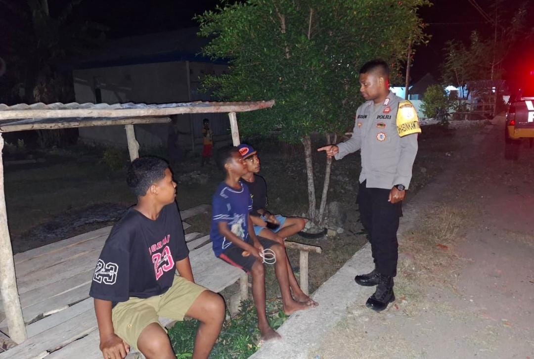 Sambangi Warga, Polsek Weliman Sampaikan Pesan Kamtibmas Saat Patroli